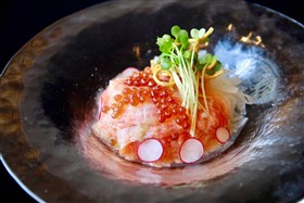 和水の水で育ったサーモンのカルパッチョ　玉ねぎたっぷり山椒ドレッシング